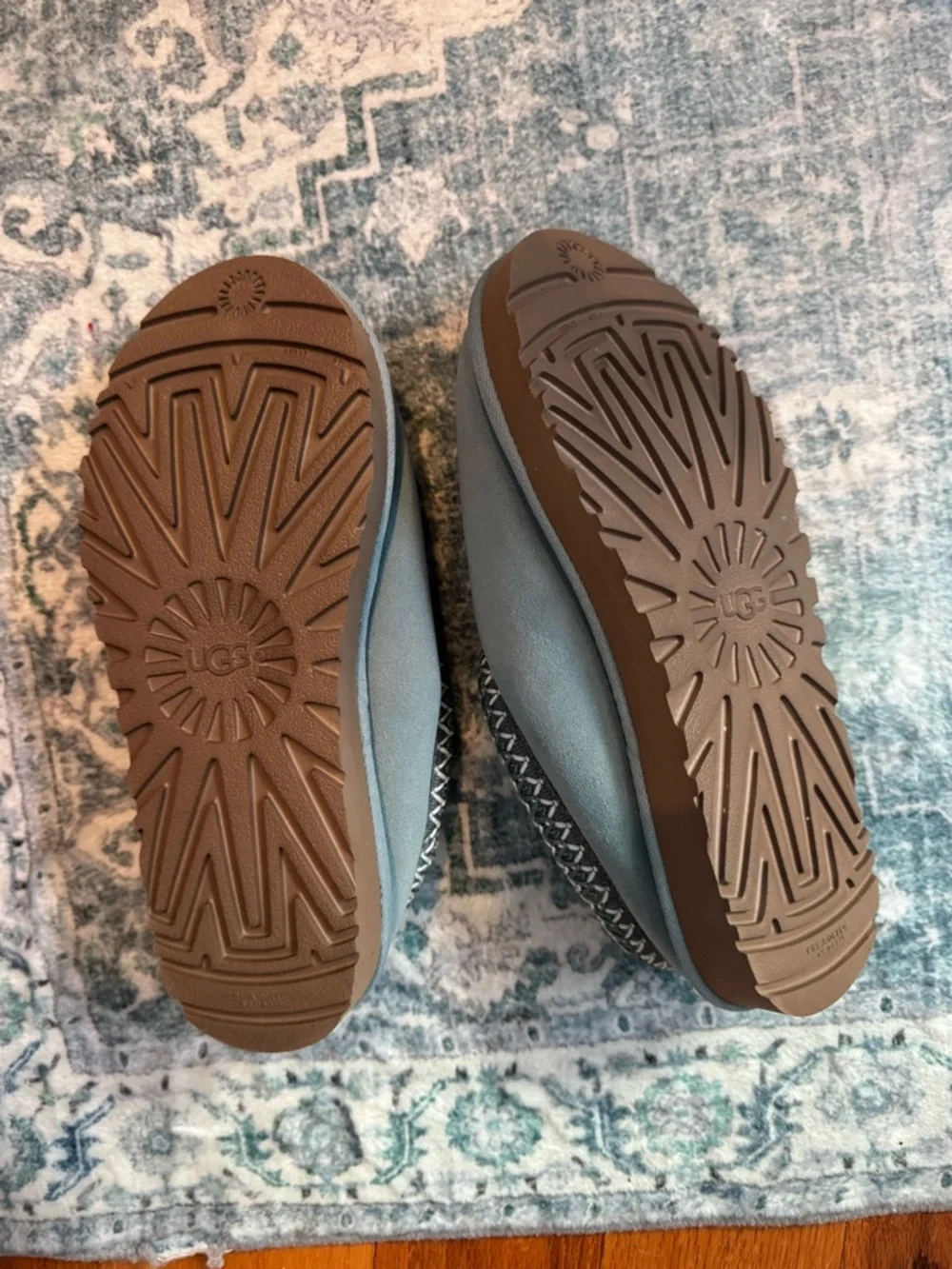 UGG woman’s Blue Slipper Shoes - Picture 2 of 8